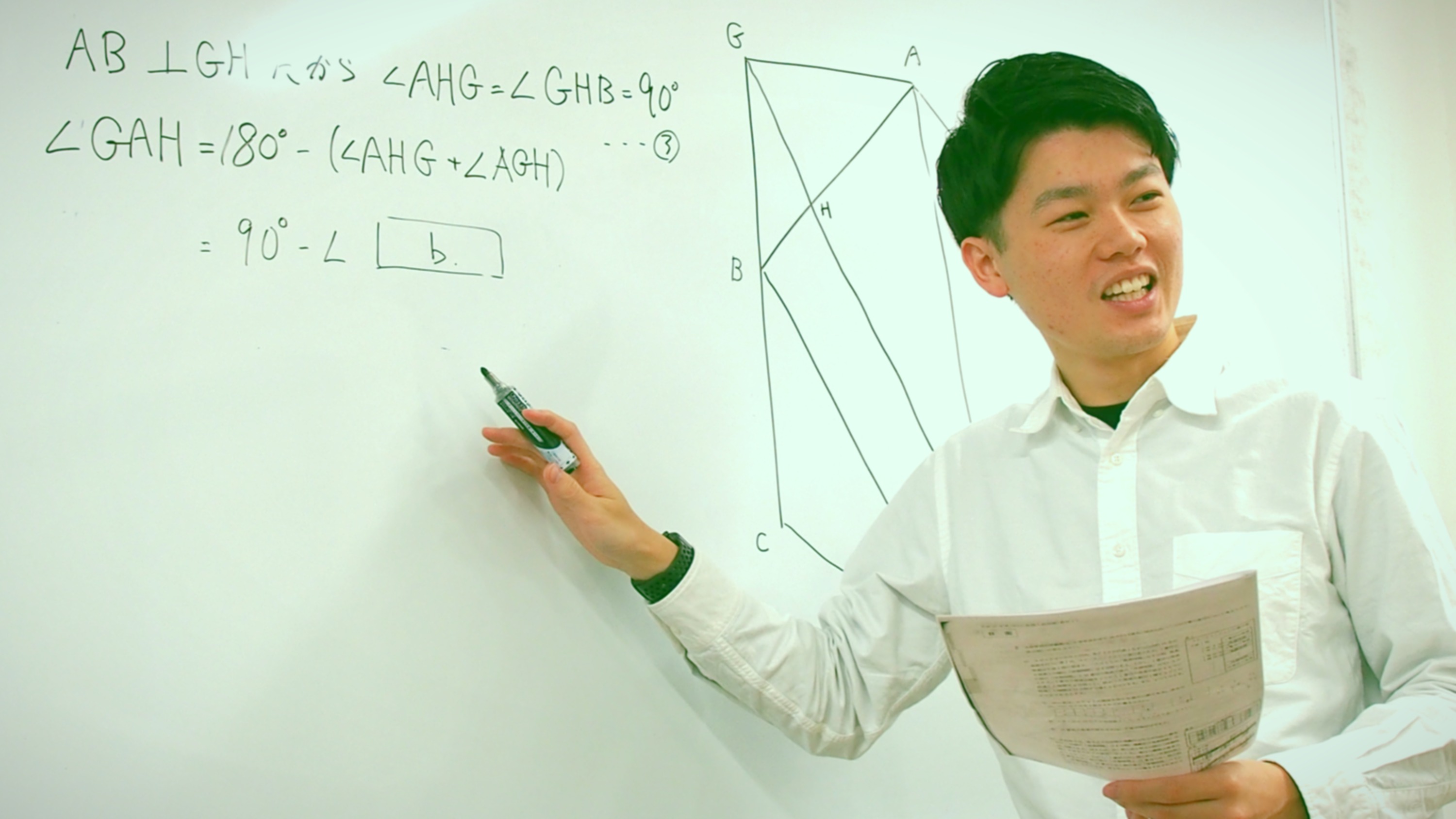 ホワイトボードで数学を教える講師