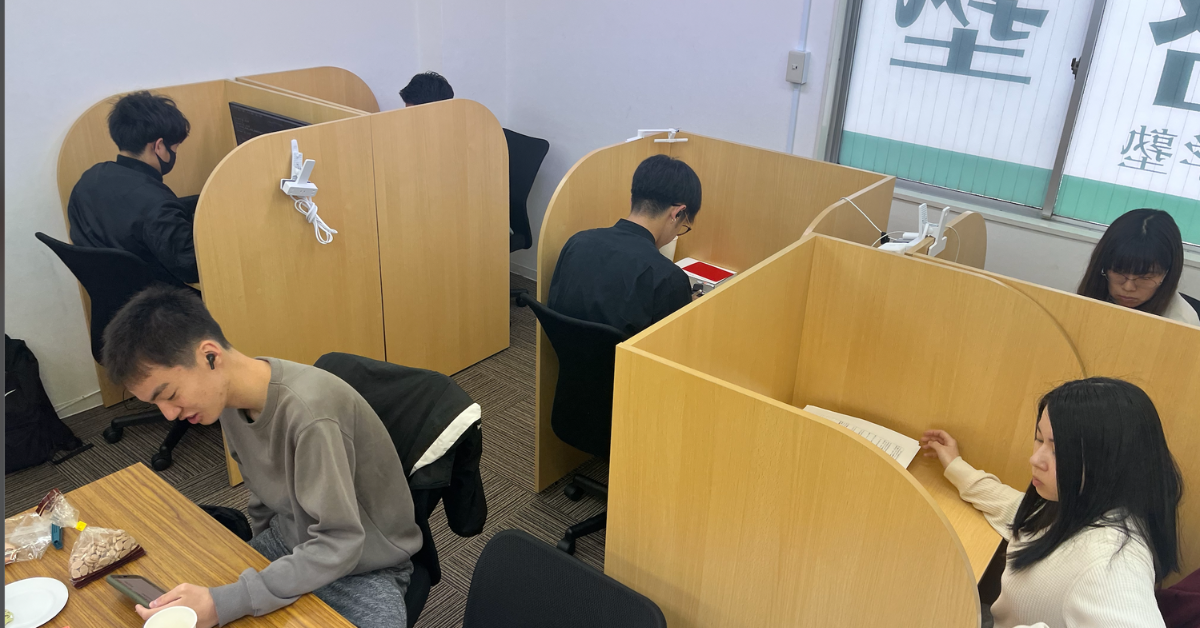 教室の個別ブースで学ぶ生徒たち