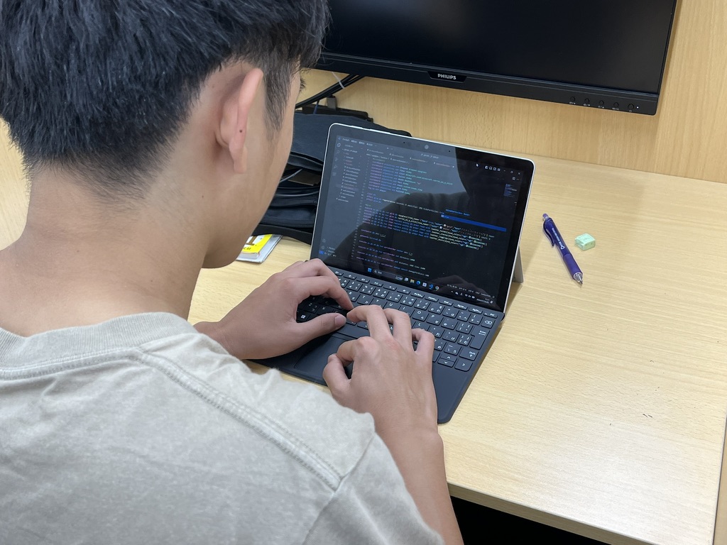 パソコンでプログラミングに取り組む生徒